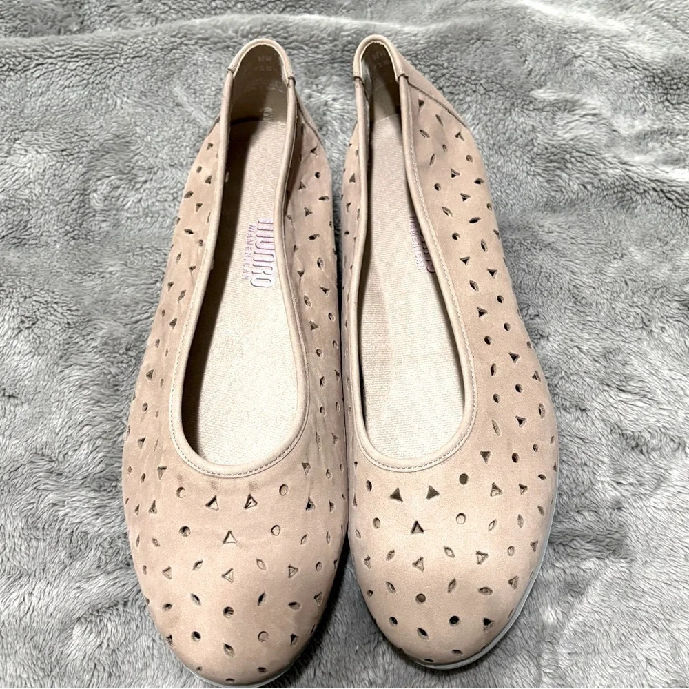 NWOT Munro Chic Taupe Ballet Flats Sz.8.5WW